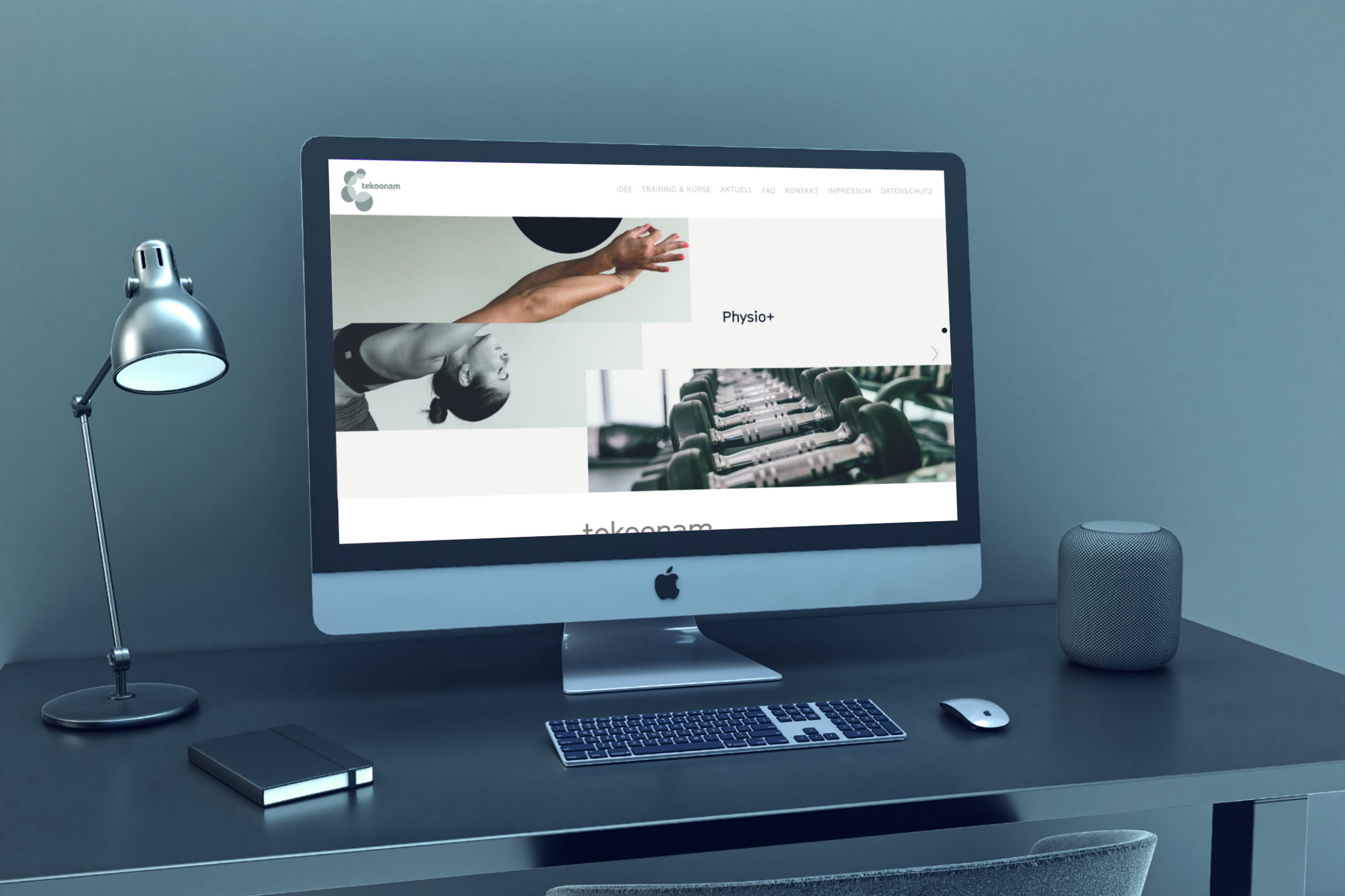 iMac-Monitor mit Website und Yogalehrerin