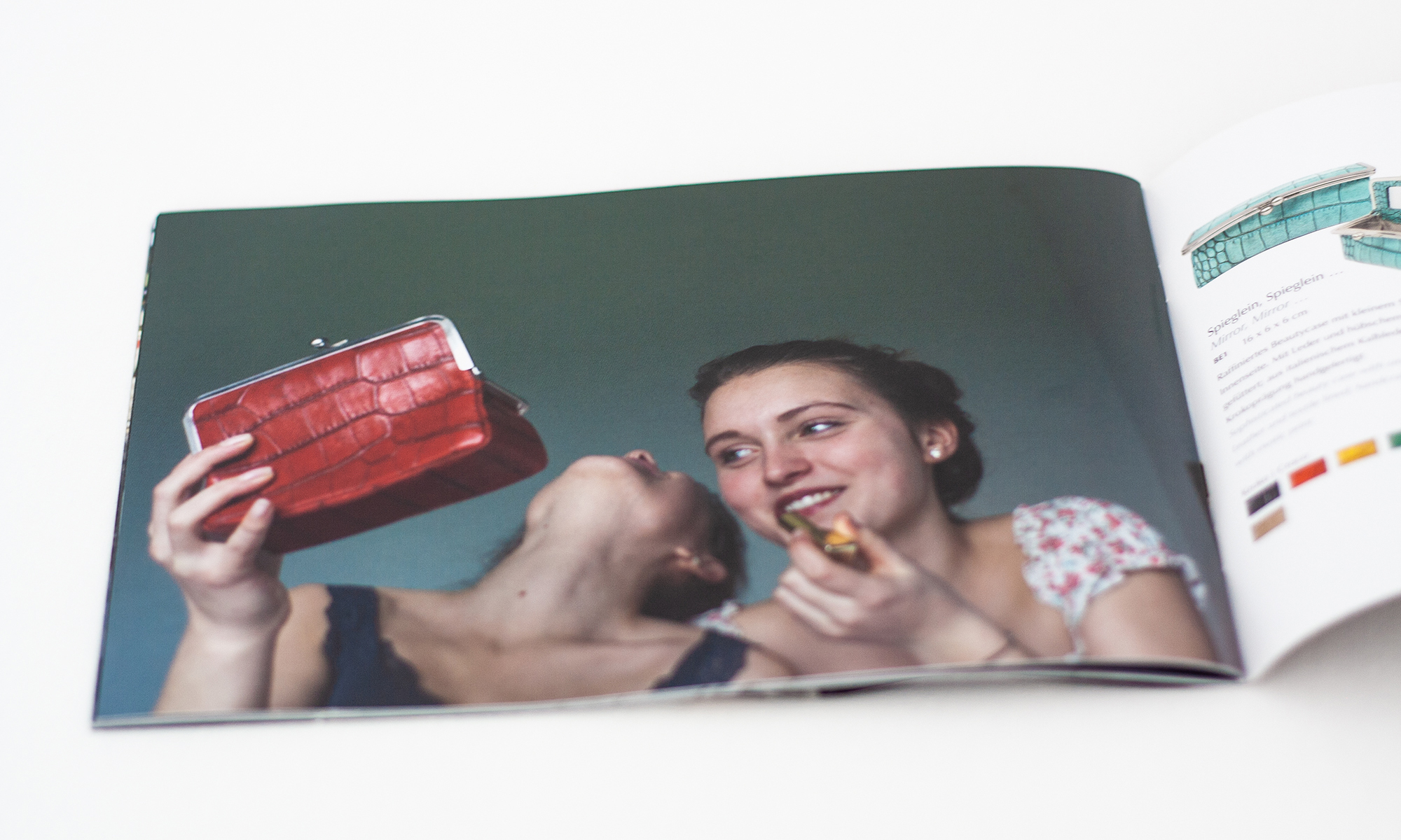 Seite von Volker Lang Broschüre mit zwei essenden Frauen
